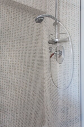 Appartement, 2 chambres, patio | Douche de la salle de bain