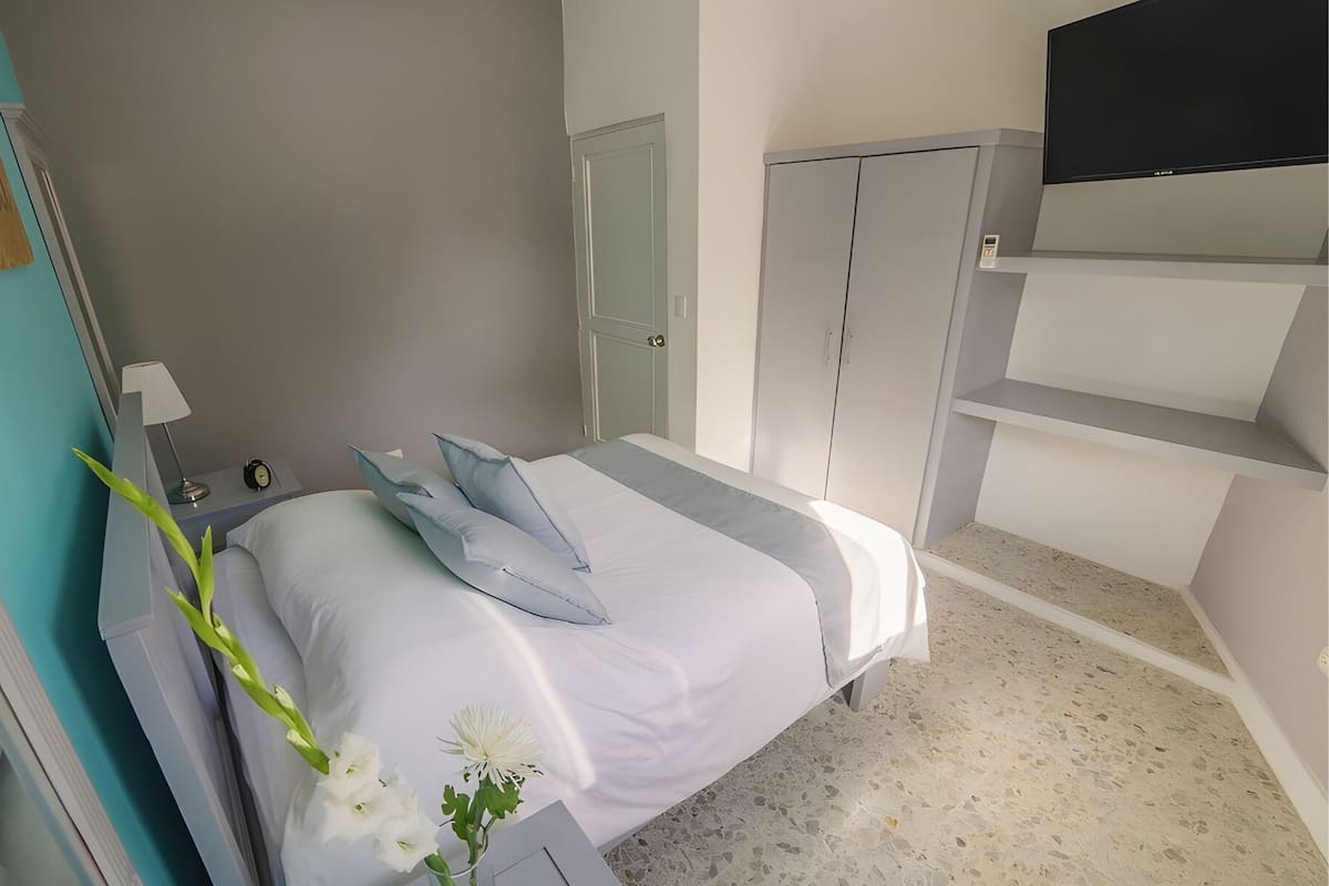 1 bedroom, down duvets, desk, blackout curtains