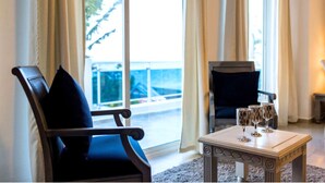 Leilighet – premium, havutsikt | Oppholdsområde | En 32-tommers Flatskjerm-TV med Parabol-TV samt TV
