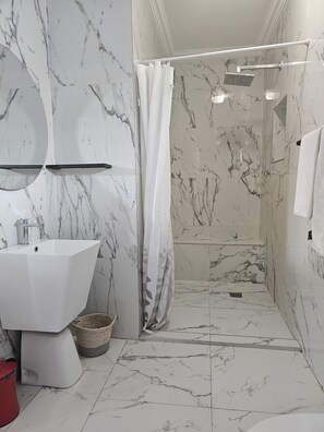 Habitación estándar | Baño | Tina con regadera, tina profunda, amenidades de baño gratuitas 