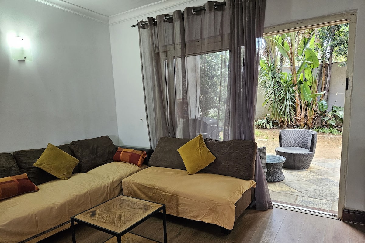 Escritorio, wifi gratis y ropa de cama