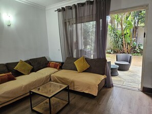 Desk, free WiFi, bed sheets - Four Seasons Lehae Guest House (Sandton)