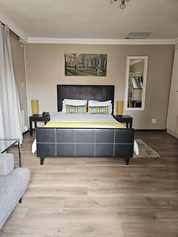 Standard Room | Desk, free WiFi, bed sheets - Four Seasons Lehae Guest House (Sandton)