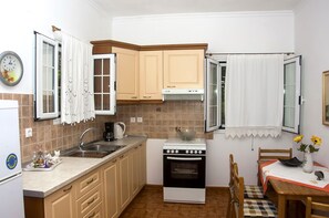 Frigorifero, forno, piano cottura, lavastoviglie
