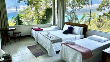 Hypoallergeen beddengoed, een minibar, een bureau