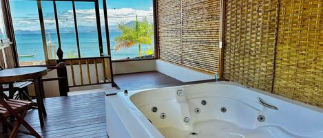 Baignoire et douche séparées, baignoire à jets