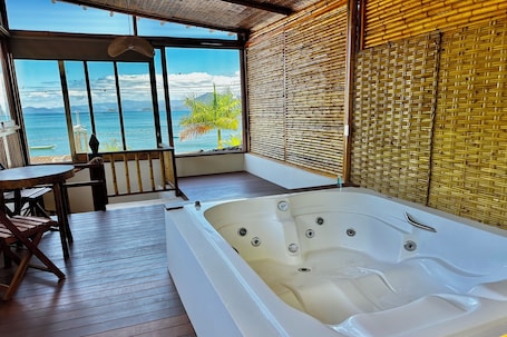 Separate tub and shower, jetted tub, free toiletries, hair dryer