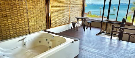 Baignoire et douche séparées, baignoire à jets