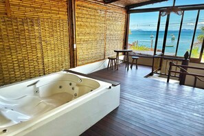 獨立浴缸及淋浴設備、按摩浴缸、免費梳洗用品、風筒