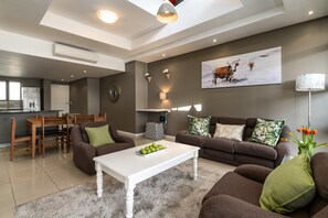 Living room - Flatrock 909 (Cape Town)