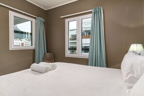 2 bedrooms, desk, iron/ironing board, cots/infant beds - Flatrock 909 (Cape Town)