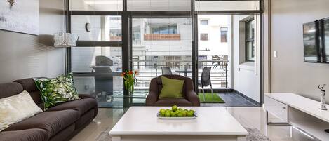 プレミア アパートメント 2 ベッドルーム | リビング エリア | 薄型テレビ