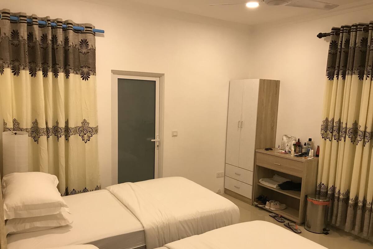 Quarto casal básico, 1 cama de solteiro