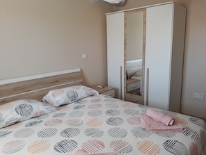 Soundproofing, rollaway beds, free WiFi, bed sheets - Apartments Juliet (Orebic)