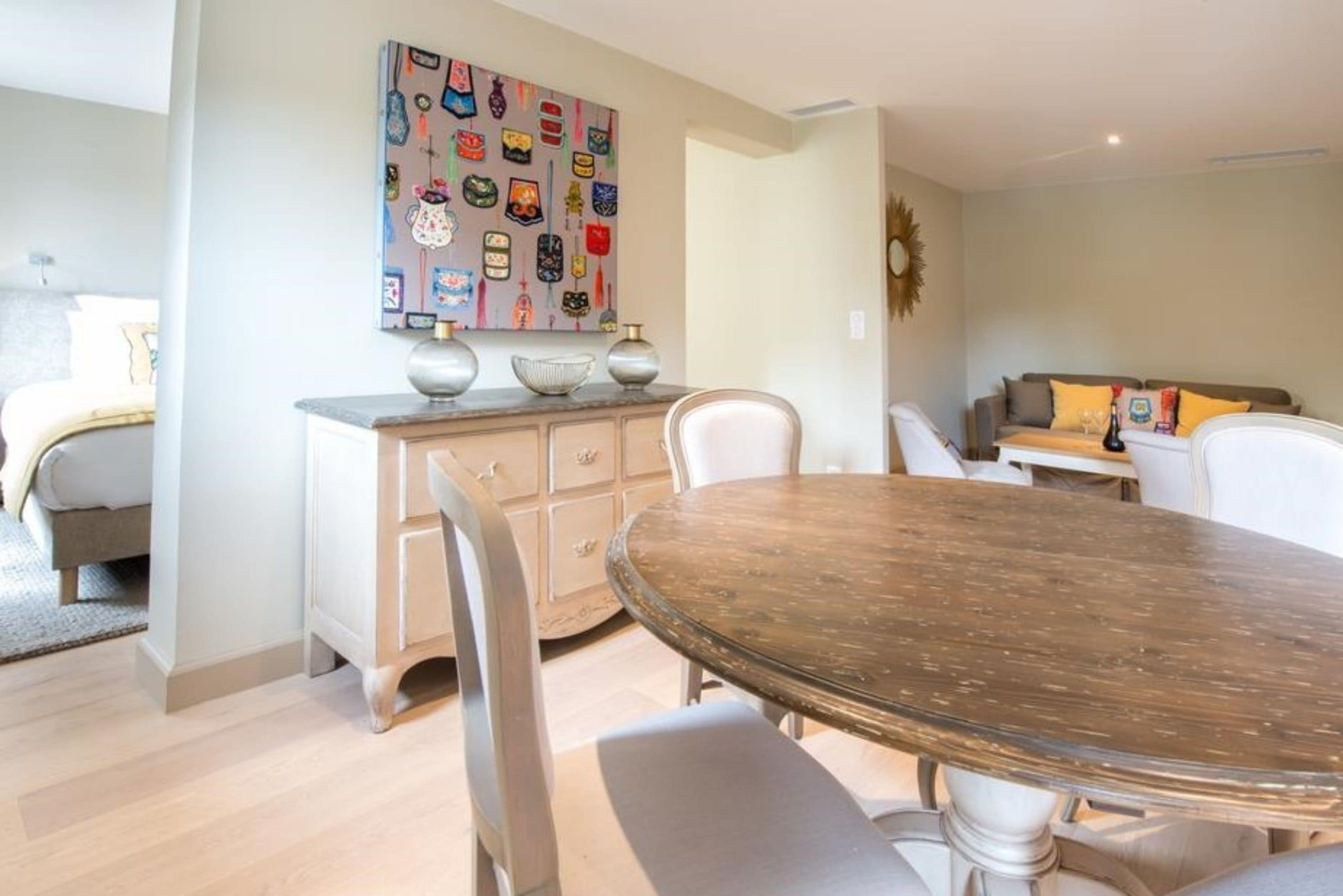 deluxe suite | living area | flat-screen tv