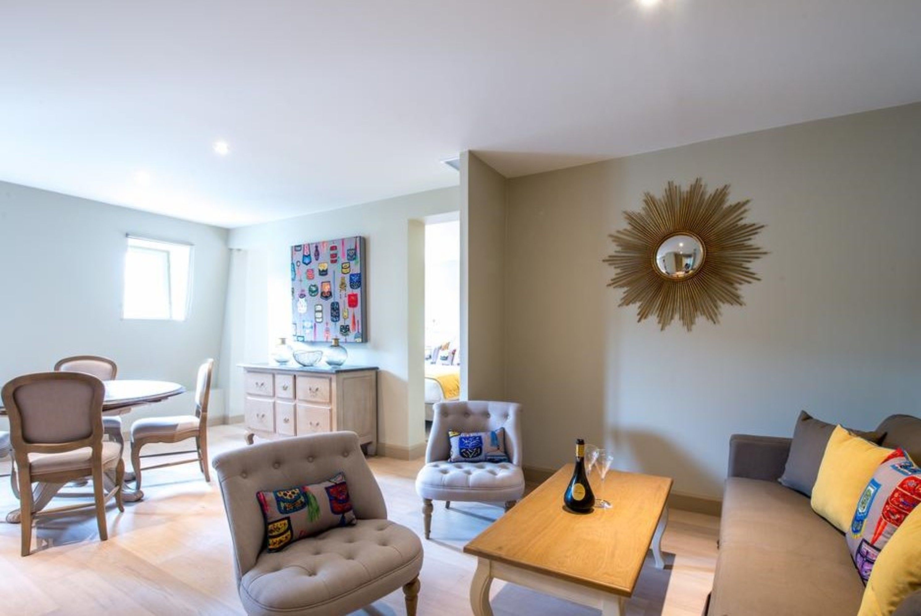 deluxe suite | living area | flat-screen tv