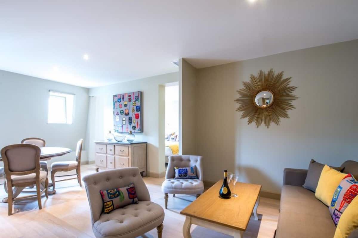 deluxe suite | living area | flat-screen tv