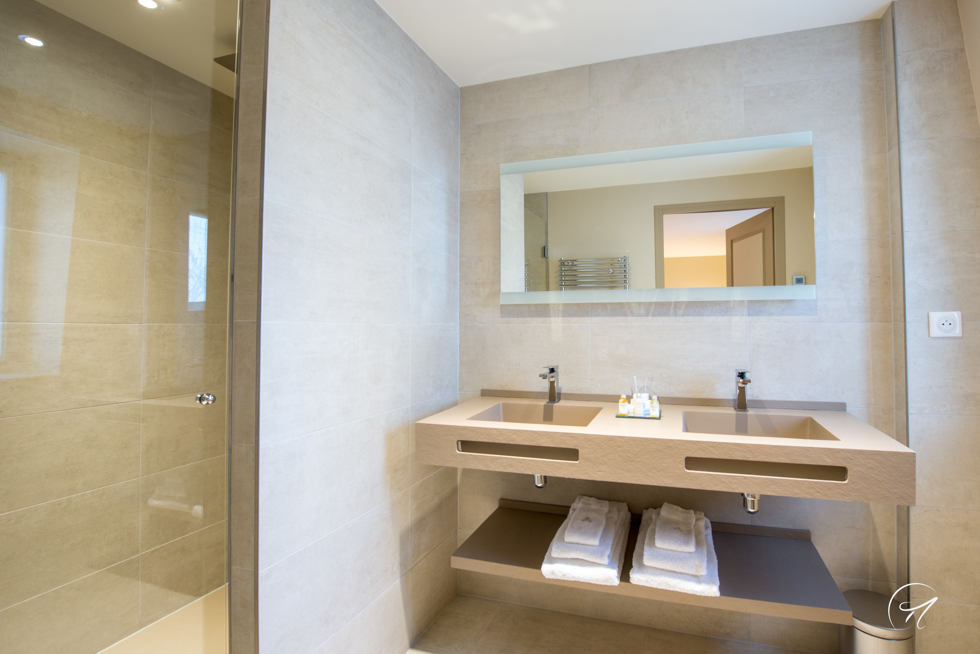 deluxe apartment, 3 bedrooms | bathroom | free toiletries, hair dryer, slippers, towels