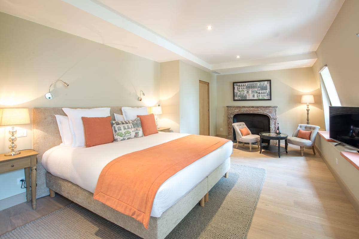 deluxe double room | minibar, desk, blackout curtains, soundproofing