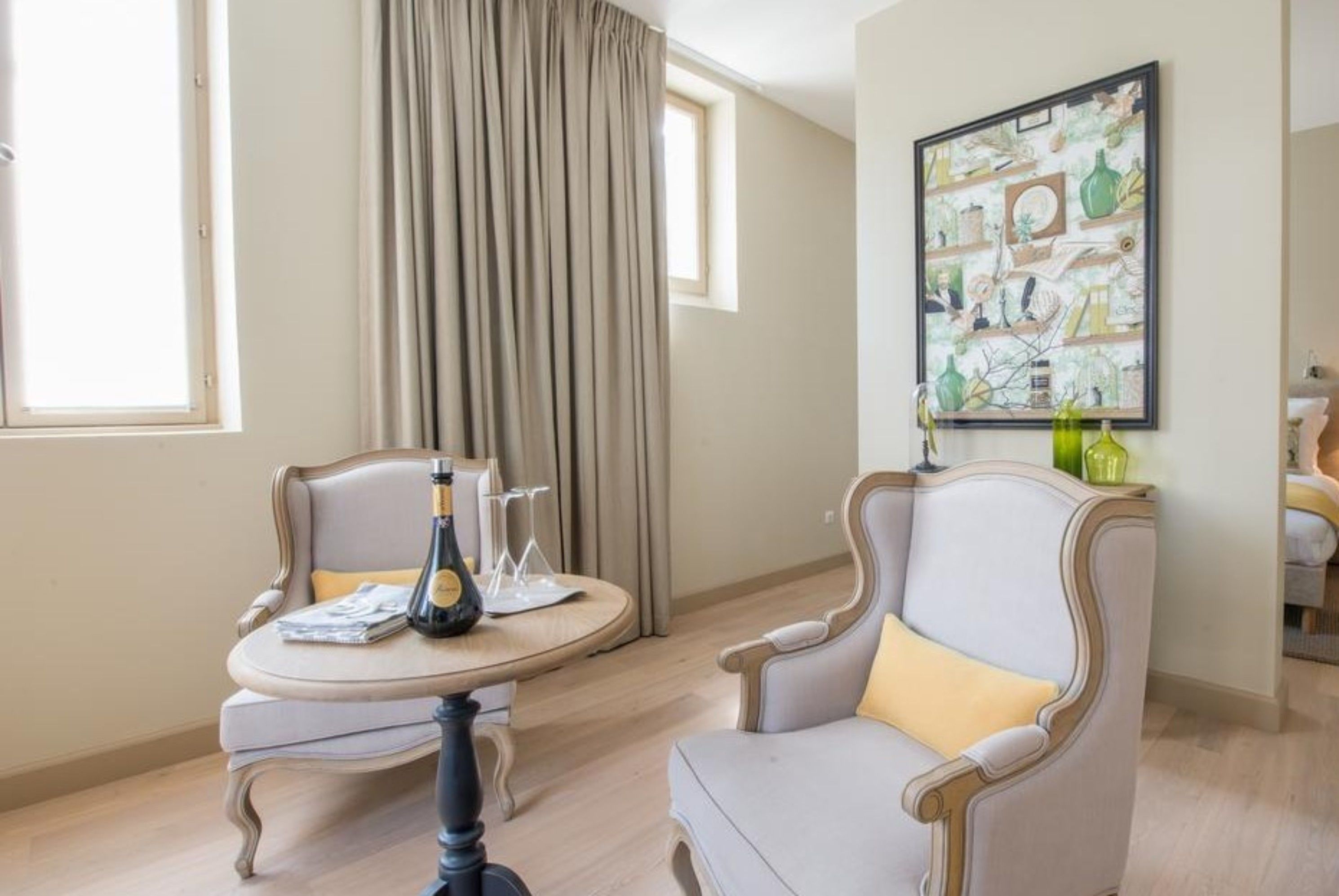 deluxe double or twin room | living area | flat-screen tv