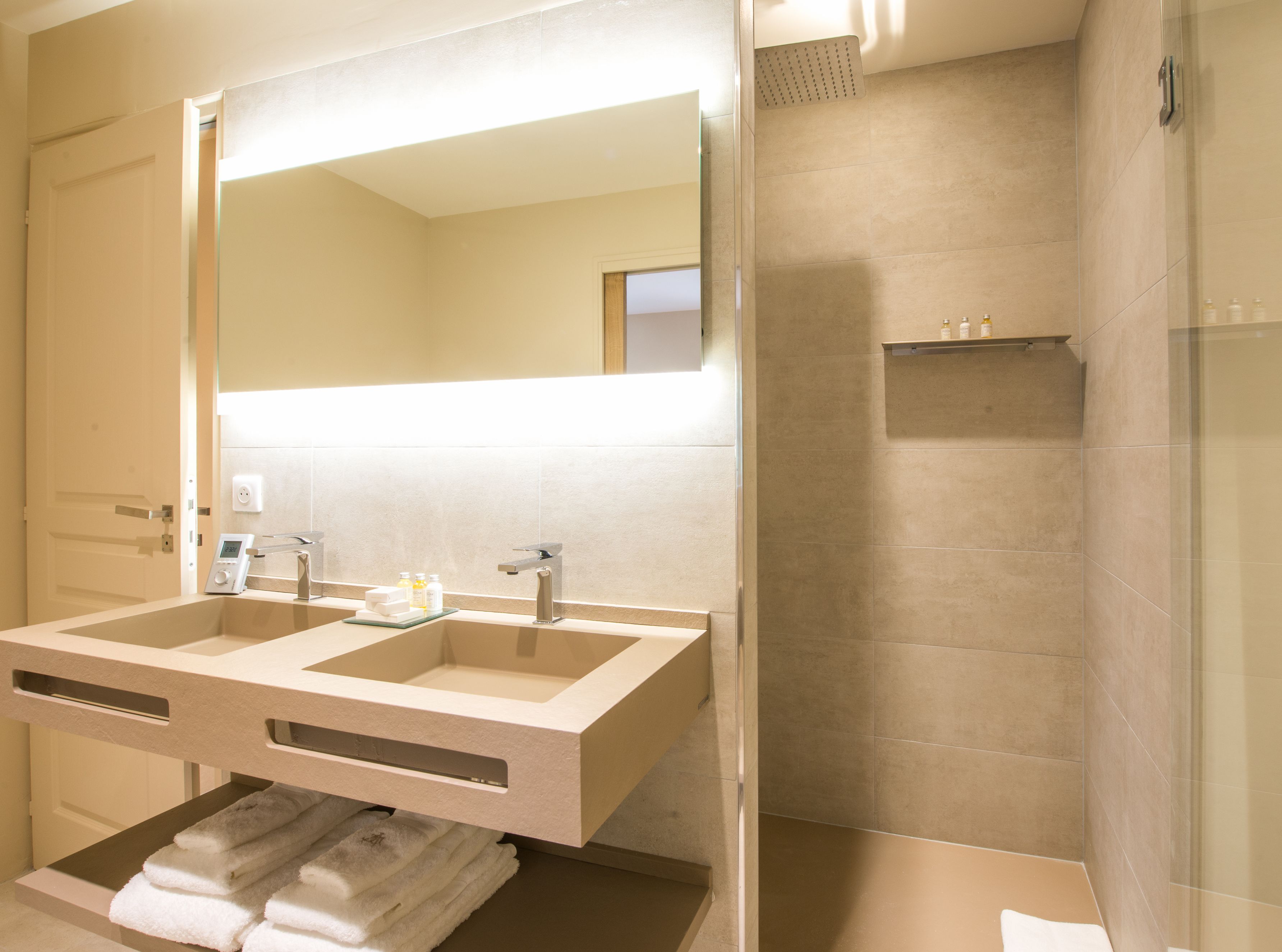 deluxe double room | bathroom | free toiletries, hair dryer, slippers, towels