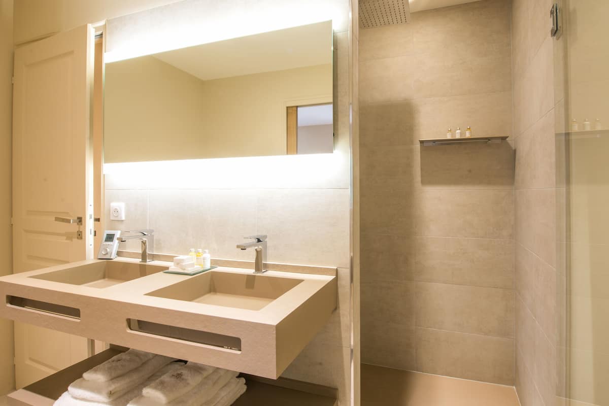 deluxe double room | bathroom | free toiletries, hair dryer, slippers, towels