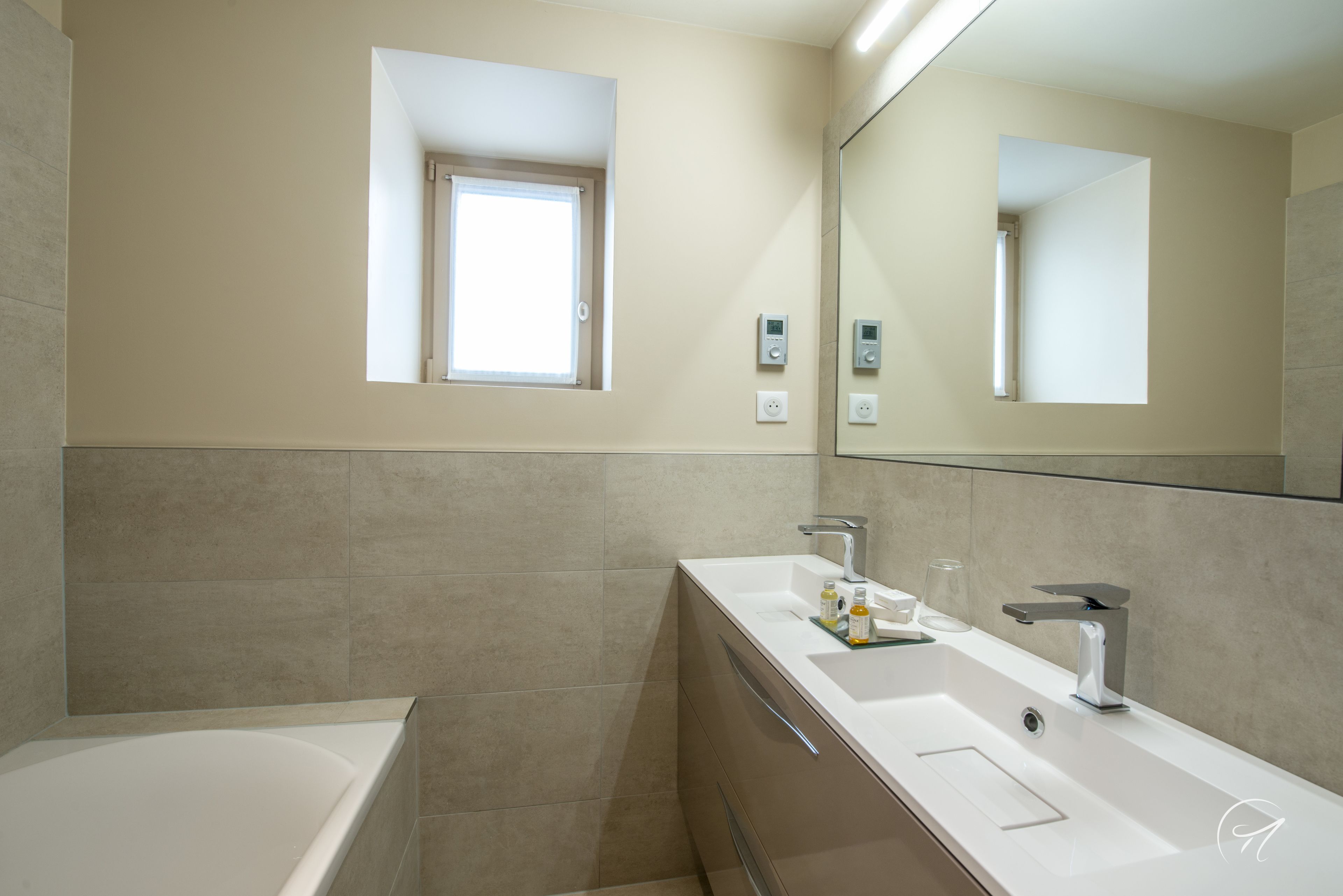 deluxe apartment, 3 bedrooms | bathroom | free toiletries, hair dryer, slippers, towels