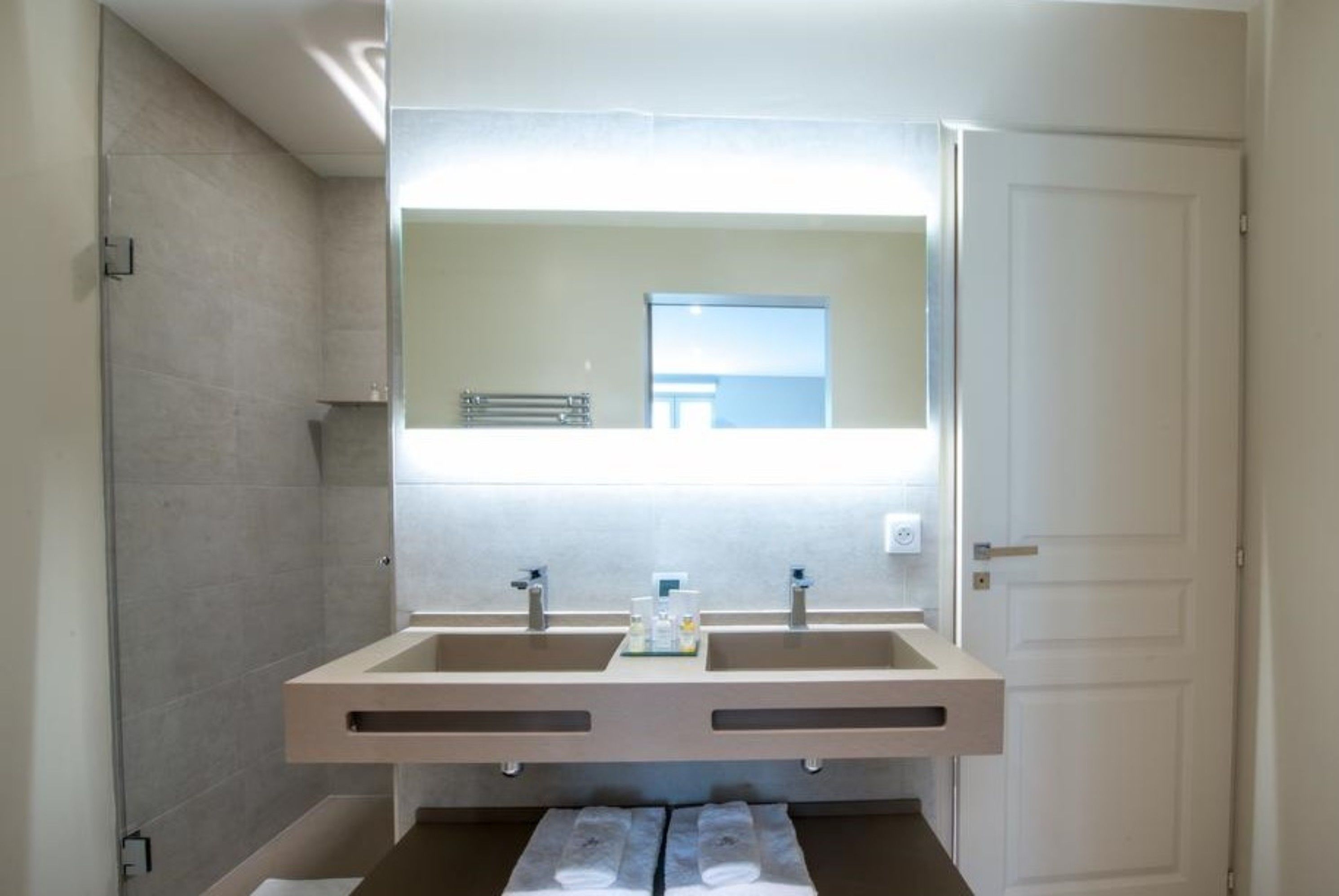 deluxe suite | bathroom | free toiletries, hair dryer, slippers, towels