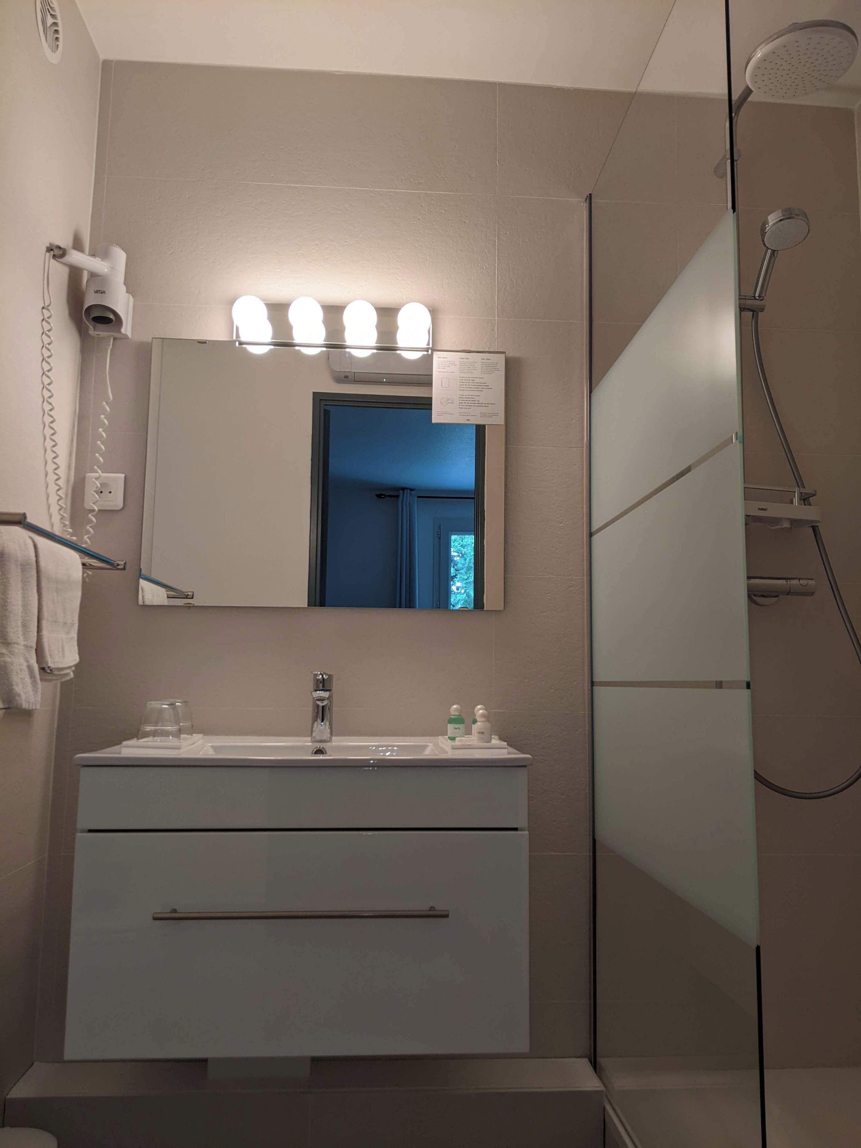 standard single room | bathroom | free toiletries, hair dryer, towels