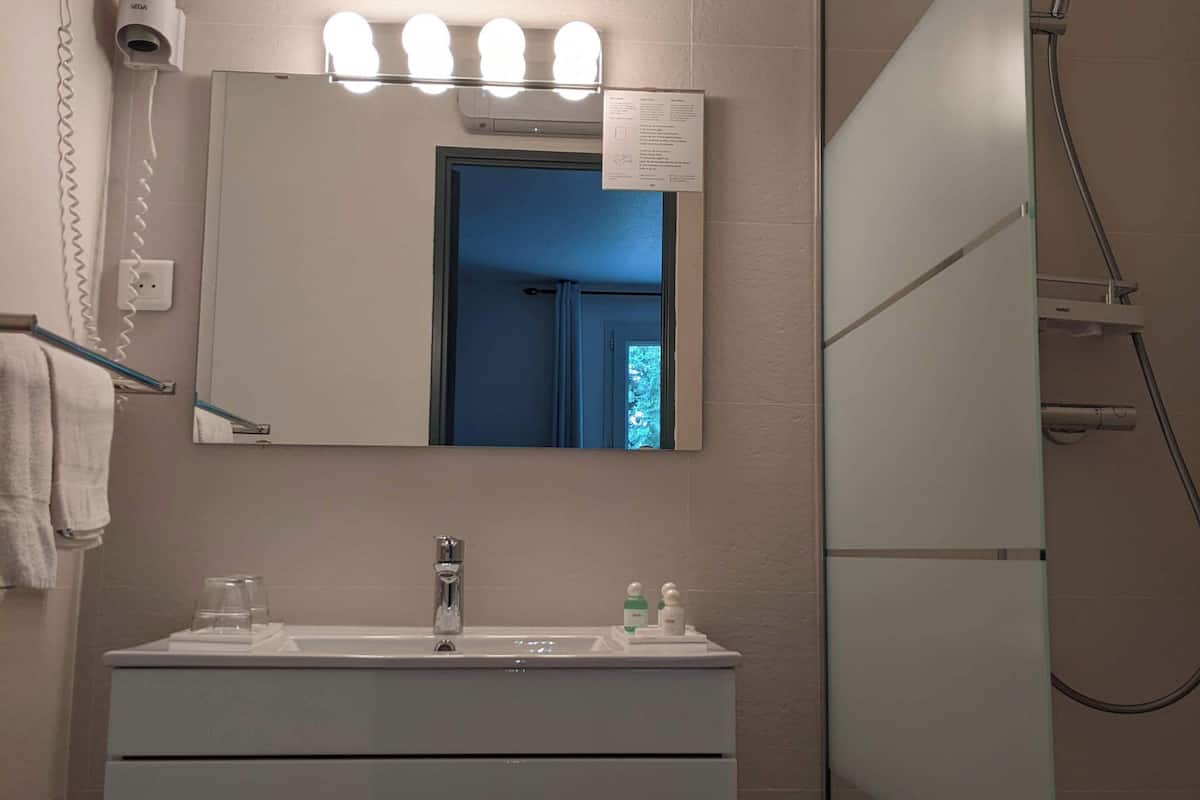 standard single room | bathroom | free toiletries, hair dryer, towels