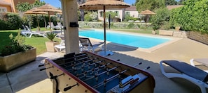 Piscina a l'aire lliure de temporada (horari: 09:00-20:00) i para-sols