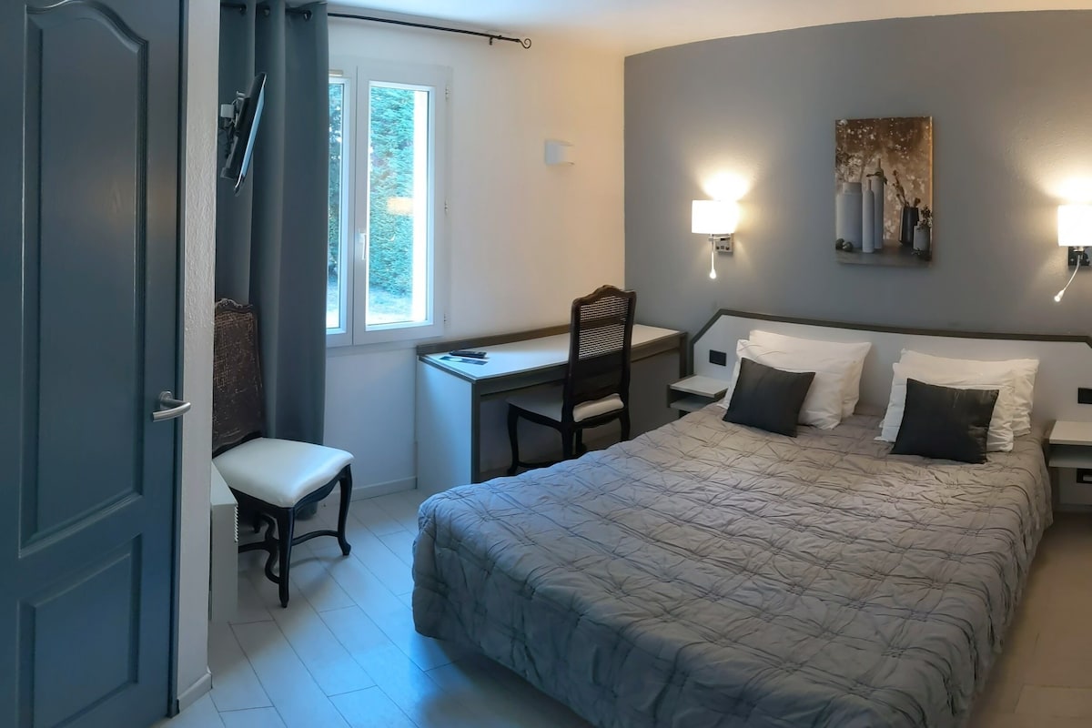 Premium bedding, desk, soundproofing, iron/ironing board (on request)