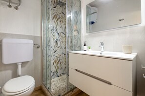 Douche, séchoir à cheveux, bidet, serviettes fournies