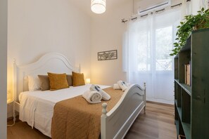 3 bedrooms, iron/ironing board, Internet, bed sheets - Casa Sergio. Portion of villa a few steps from the sea. (Pittulongu)