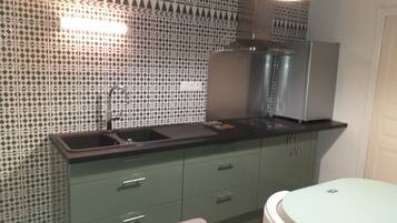 Réfrigérateur, micro-ondes, plaque de cuisson, cafetiÚre/bouilloire