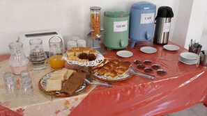 Free daily continental breakfast - Hotel Continental (Salta)