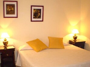 Standard Triple Room | Bed sheets - Hotel Continental (Salta)