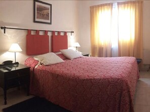 Standard Double Room | Bed sheets - Hotel Continental (Salta)