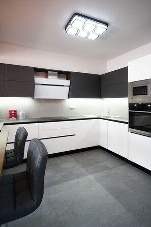 Fridge, microwave, oven, coffee/tea maker - Luxury with in the Port (Igoumenitsa)