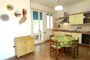 Villa, 2 chambres | Restauration dans la chambre