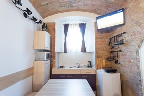 Shared fridge, microwave, cookware/dishes/utensils