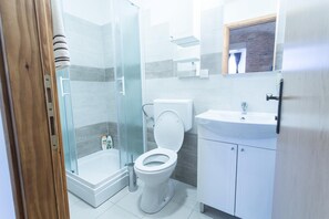 Shower, hydromassage showerhead, hair dryer, towels - Guesthouse Bed 4 You (Zagreb)