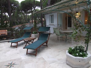 Outdoor dining - Apartment with a large terrace near the sea, in Marina di Castagneto. (Marina di Castagneto Carducci)