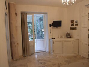 Interior - Apartment with a large terrace near the sea, in Marina di Castagneto. (Marina di Castagneto Carducci)