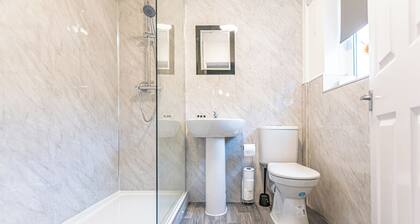 Comfy 3-Bedroom House – Great for NHS, Contractors & Long Stays