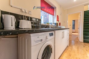 Fridge, microwave, oven, dishwasher - Comfy 2-Bedroom House – Great for NHS, Contractors & Long Stays (St Helens)