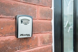 Exterior detail - Comfy 2-Bedroom House – Great for NHS, Contractors & Long Stays (St Helens)