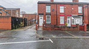 Exterior - Comfy 3-Bedroom House – Great for NHS, Contractors & Long Stays (St Helens)