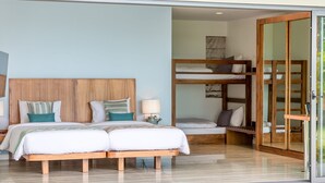 Ein modernes Schlafzimmer mit einem großen Bett, einem Einzelbett und einem Etagenbett.