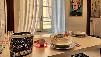Studio, 1 Bedroom | In-room dining